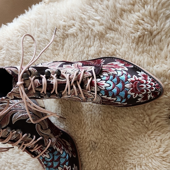 Fabulous NWOT Floral Tapestry Lace Up Cowgirl Western Boho Ankle Boots 👢 🤎💙 - Picture 4 of 16